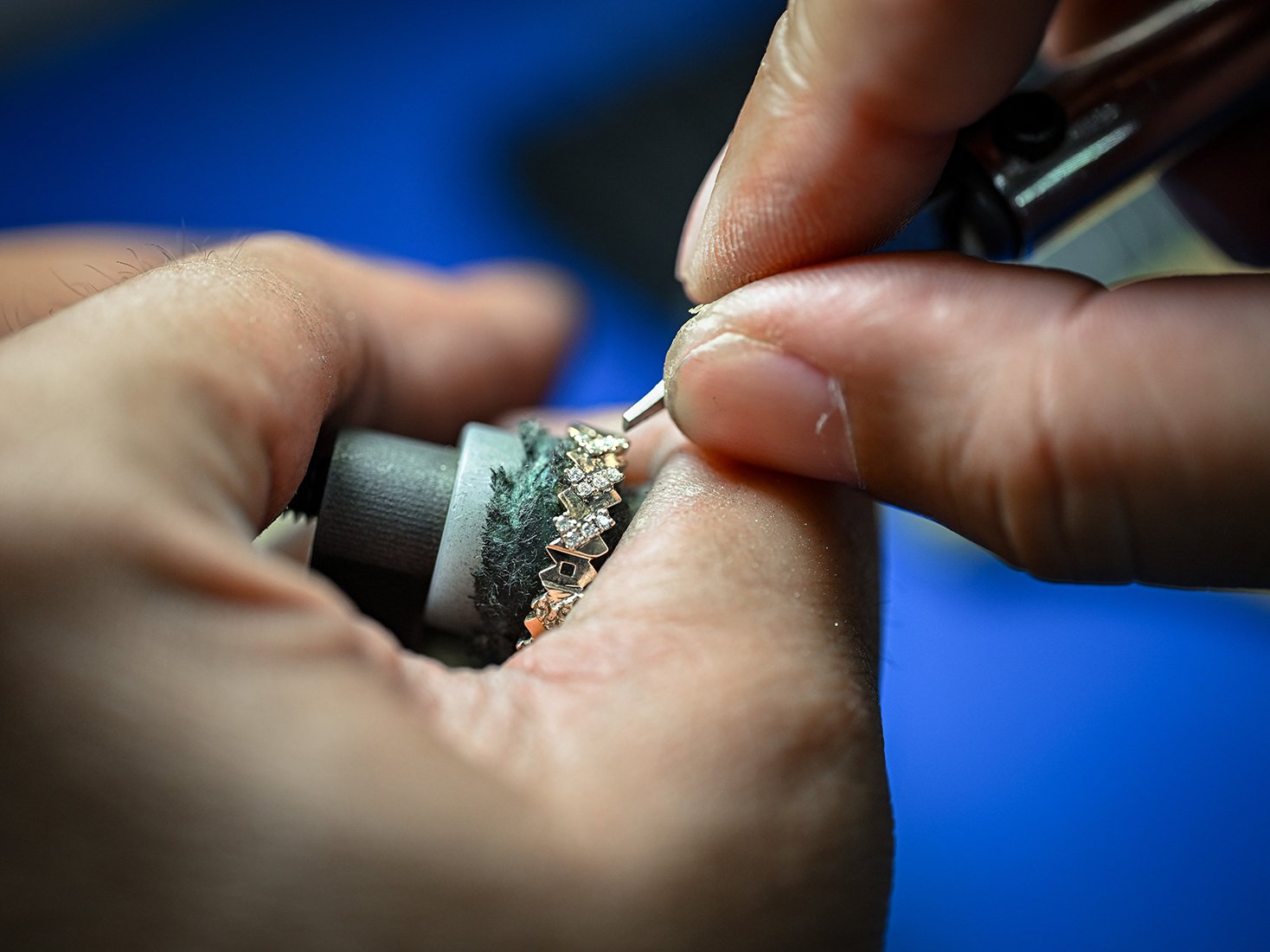 The mastery behind our craft: excellence in every facet of our jewellery manufacturing 16 EJI is a Hong Kong based jewellery manufacturer specializing in diamond gold jewellery with over 30 years of experience providing bespoke, oem and wholesale serive etc