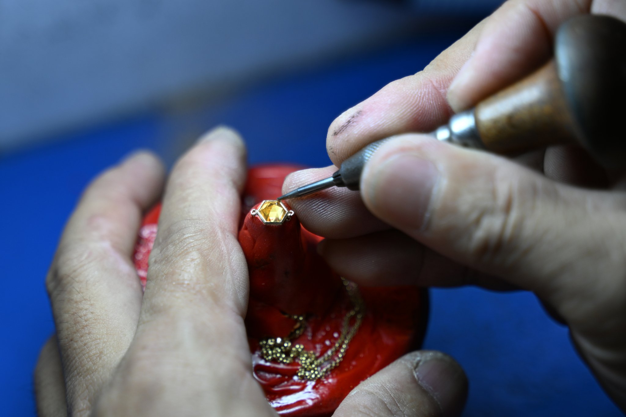 傳奇回歸——香水瓶:女性魅力與優雅交響 30 Manufacturing_Gemstone cutting