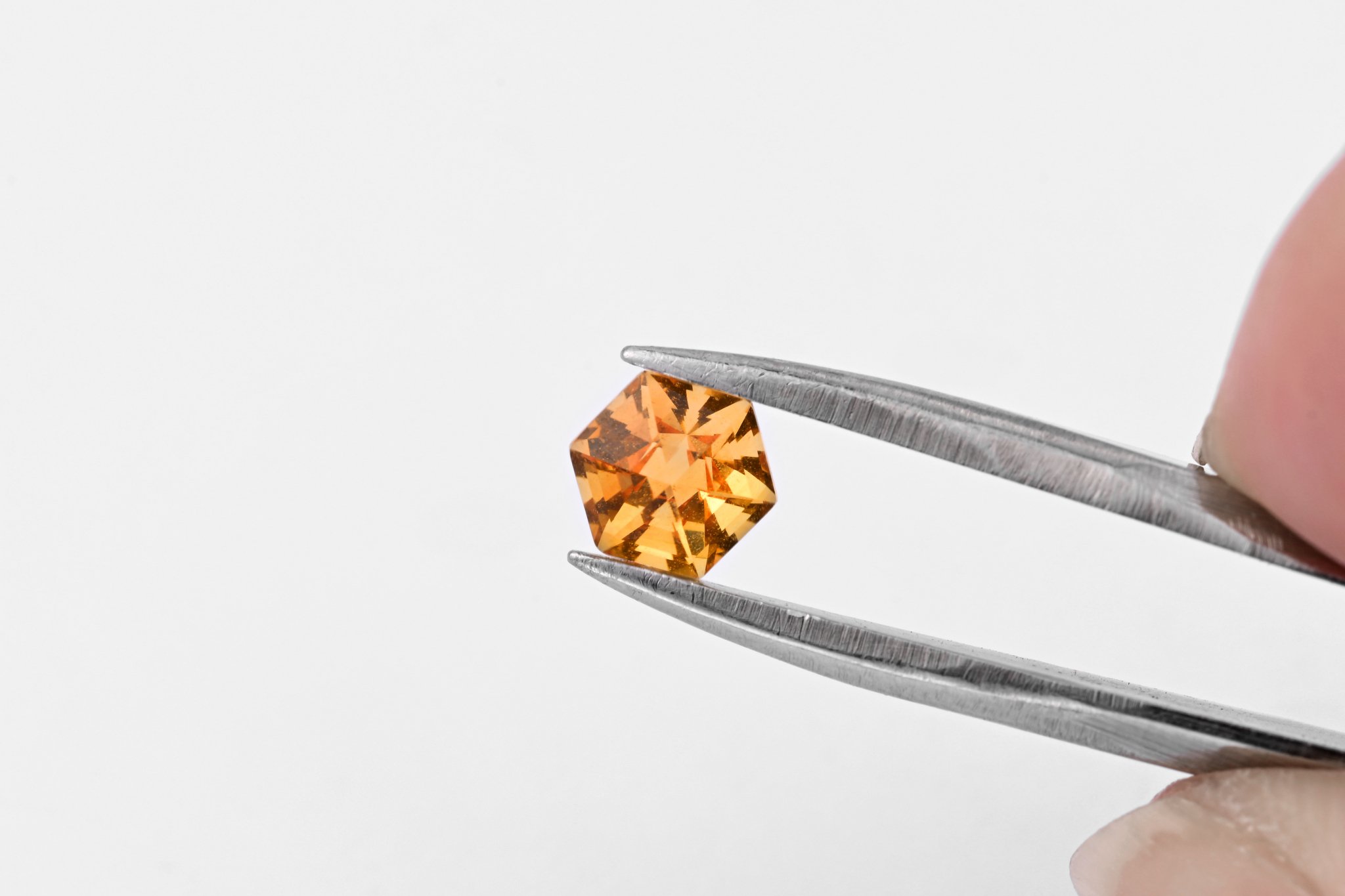 傳奇回歸——香水瓶:女性魅力與優雅交響 28 Manfacturing_Gemstone Cutting
