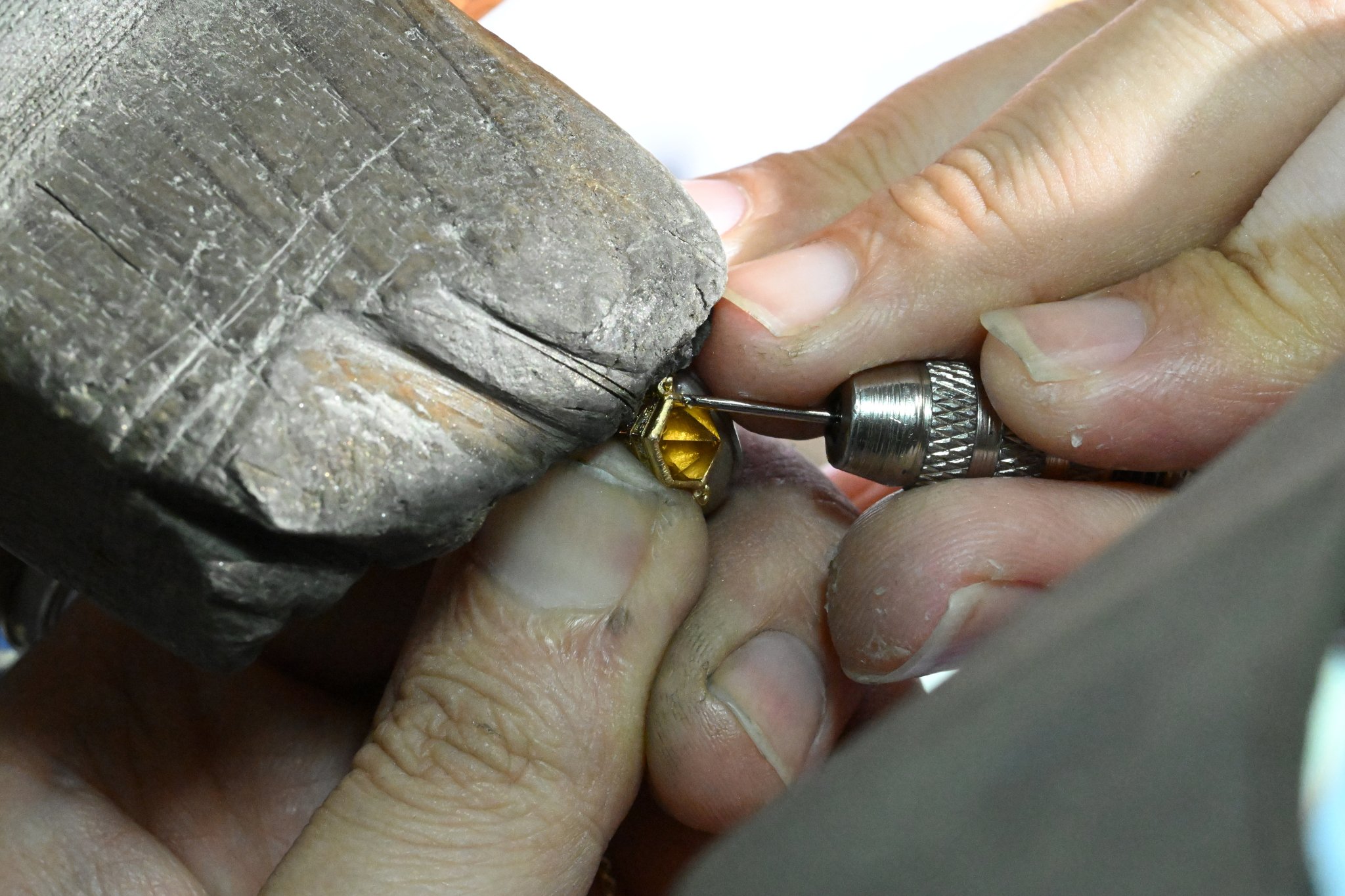 傳奇回歸——香水瓶:女性魅力與優雅交響 31 Manfacturing_Gemstone Cutting