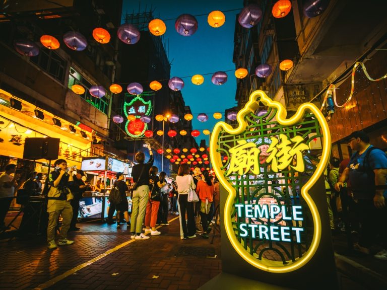 Discover Hong Kong: 5 Must-Visit Places During Hong Kong International Jewellery Show 2025 45 Temple Street Night Market @ Kowloon
